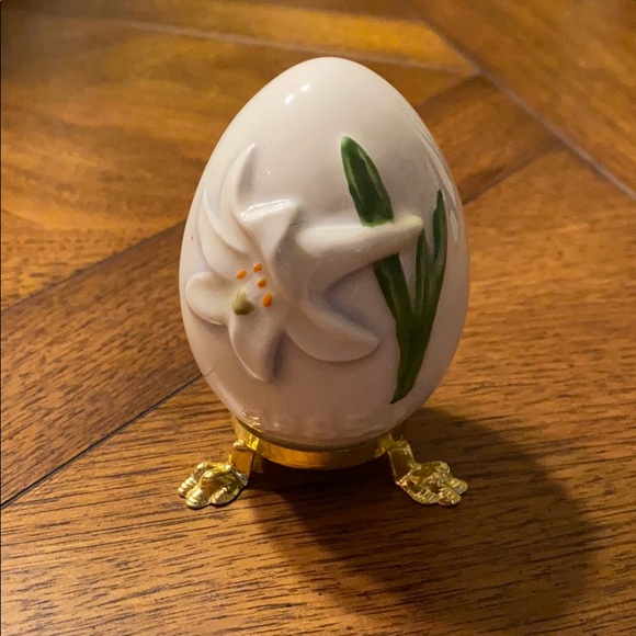 Goebel Annual Egg with White Lily Flower on Tripod - Picture 1 of 5